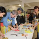 Familias y niños realizando los pinchos