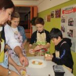 Familias y niños realizando los pinchos