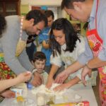 Familias y niños realizando los pinchos