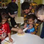 Familias y niños realizando los pinchos