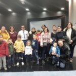 Foto de familia de los niños, sus padres y profesionales que asistieron al evento