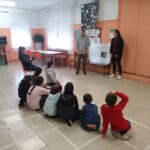 Lucas, profesor de teatro, junto a intérprete, dirigiéndose a los niños