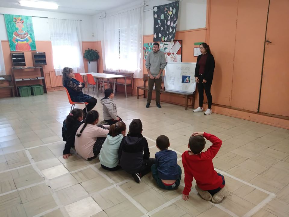 Lucas, profesor de teatro, junto a intérprete, dirigiéndose a los niños