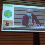 Pantalla con ponente, intérprete y subtítulos