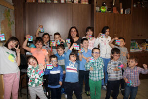 niños con sus trabajos