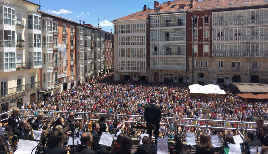 Vista de los asistentes al canto del Himno a Burgos