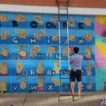 Santi pintando el mural