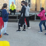 Javier Guisado realizando el taller con los niños de ARANSBUR