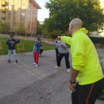 Javier Guisado realizando el taller con los niños de ARANSBUR