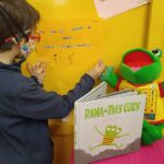 Niño escribiendo en una cartulina