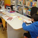 Niños leyendo en la biblioteca