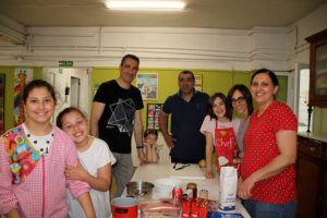 Padres y niños listos para el taller