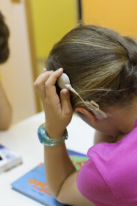 Día Internacional del Implante Coclear 1 Niña con implante coclear