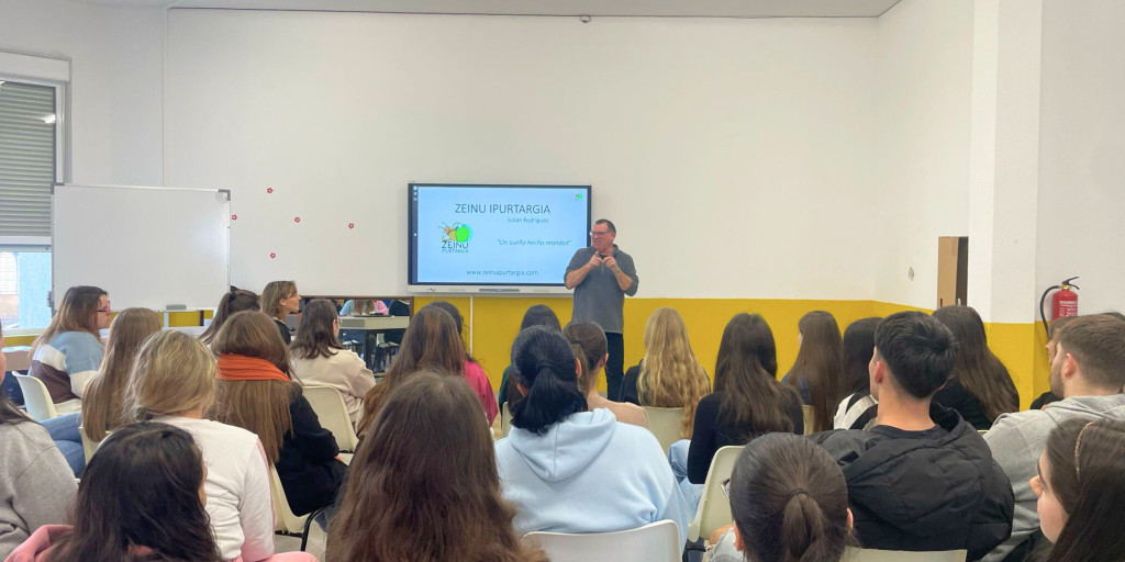 JULIAN RODRIGUEZ CON SUS CUENTOS INFANTILES EN LSE 2