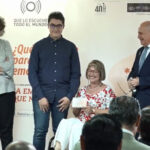 Javier con su madre, Inés Vivar, de pie a la izquierda