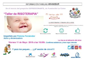 padres jugando con globos