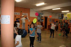 niños haciendo malabares con platos