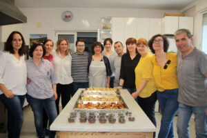 padres posando con los pinchos