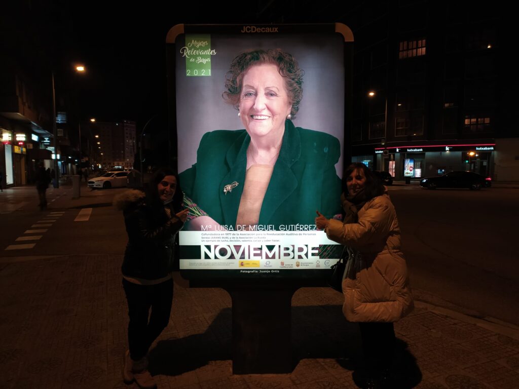 Marisol y Trini en la marquesina con María Luisa