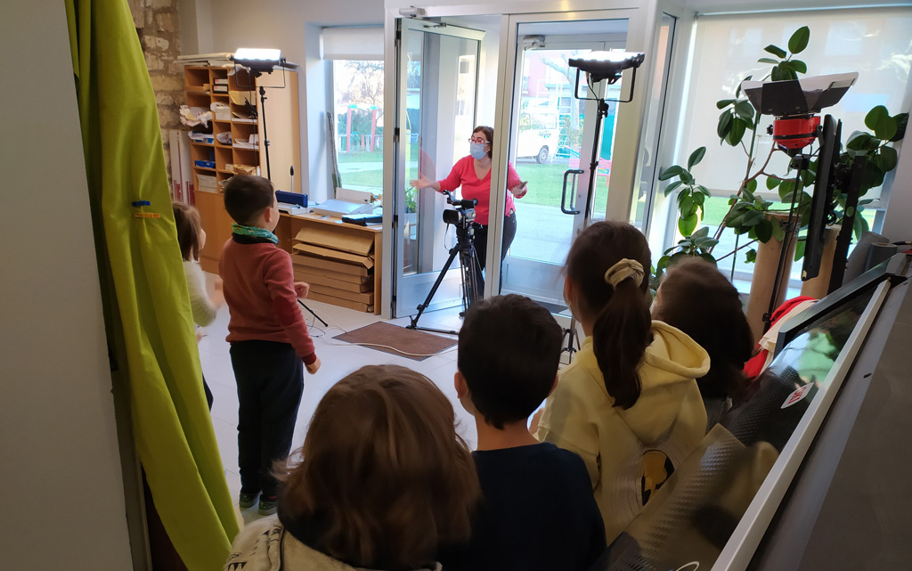 Leticia grabando a los niños y niñas