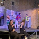 Intérpretes haciendo accesible la obra de Atópico Teatro