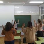 Taller de Lengua de Signos en el interior de una clase del IES Enrique Flórez