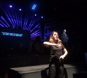 Conchita, interpretando en Lengua de Signos el musical