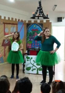 Conchita y Toñi llevando a cabo el taller de sensibilización frente a los niños en clase