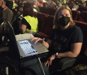 Egle, realizando el subtitulado