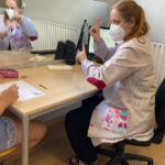 Logopeda frente a una niña