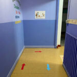 indicaciones en los pasillos