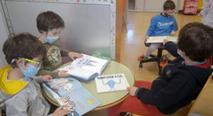 Niños de ARANSBUR leyendo