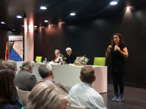 conferencia con intérprete de lengua de signos