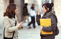 Conchita García, la intérprete, y Marta Muñoz, la alumna, en el campus. / J. Matías