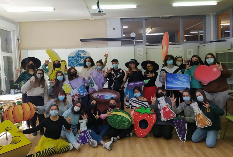 Foto de familia con alumnas del IES Enrique Flórez